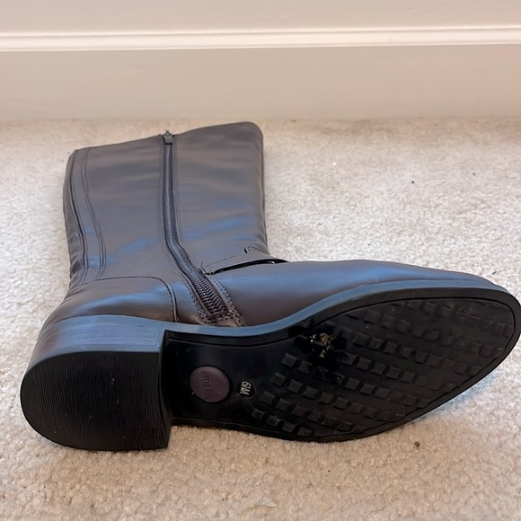 me Too Women’s Chocolate Brown Leather Riding boots with Buckle Size 6.5 - Picture 5 of 5